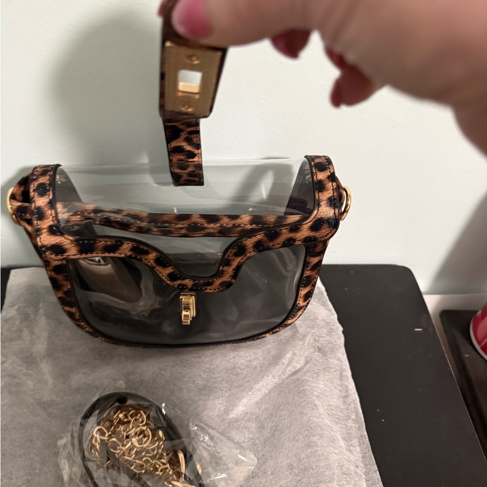 Zenana stadium bag Leopard Print Clear Turnlock front flap w/crossbody strap!New - Picture 3 of 9